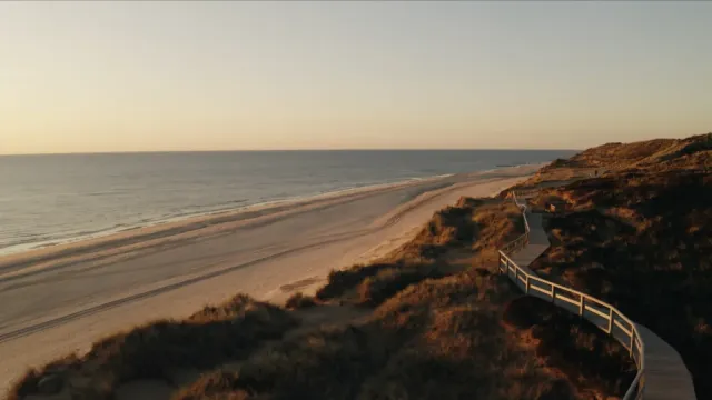 Still aus Unsere Geschichte – Sylt, das Blumenmädchen und der Damm