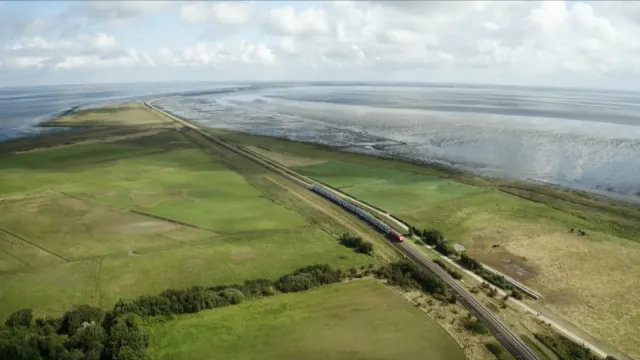 Still aus Unsere Geschichte – Sylt, das Blumenmädchen und der Damm