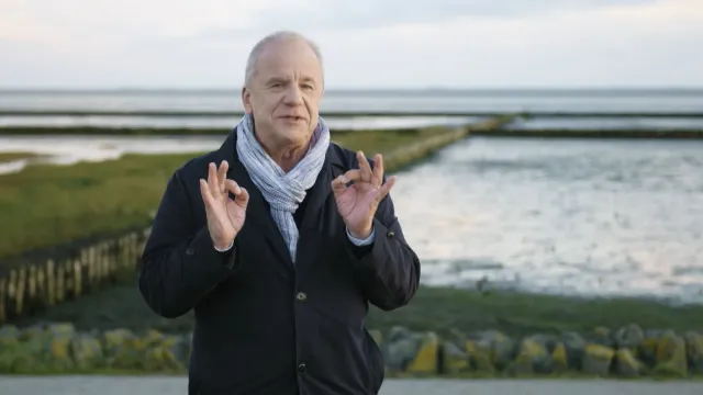 Still aus Unsere Geschichte – Sylt, das Blumenmädchen und der Damm
